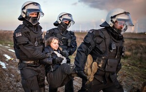 Greta Thunberg arrestata in Germania per aver protestato davanti alla miniera di carbone di Lützerath