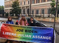 Sotto la pioggia per chiedere la liberazione di Julian Assange