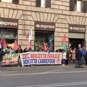 Seconda giornata di presidi per boicottare Carrefour e l’economia israeliana a Roma, questa volta davanti al supermercato di Corso Vittorio Emanuele II.