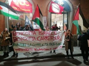 Boicottaggio del supermercato Carrefour a Pisa.
