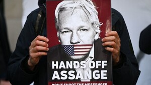 Manifestazione pro-Assange tenutasi a Londra fuori dalla Westminster Magistrates' Court (afp)