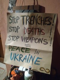 Iniziativa del 20 dicembre 2023 a Roma contro l'invio delle armi in Ucraina. Cartello pacifista: stop alle trincee, stop ai morti, stop alle armi, pace in Ucraina