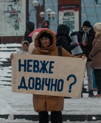 Manifestazione in Ucraina per il ritorno a casa dei soldati al fronte da più di 18 mesi. Nel cartello di questa donna ucraina è scritto: "E' per sempre?" 