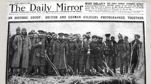 La prima pagina del Daily Mirror con il gruppo dei soldati britannici e tedeschi che per un giorno fece tregua