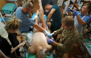 In sala operatoria per salvare la vita a un soldato ucraino