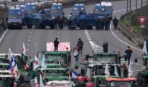 Blindati contro trattori a Parigi