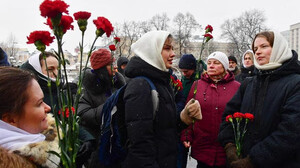 I parenti dei soldati russi, che prendono parte alla cosiddetta "operazione militare speciale" in Ucraina, si riuniscono per deporre fiori presso la Tomba del Milite Ignoto a Mosca il 6 gennaio 2024. Afp - Olga Maltseva
