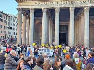 Attivisti pro-Assange a Roma davanti al Pantheon il 17/2/2024 per pubblicizzare la grande manifestazione il 20/2 all'Ambasciata britannica.