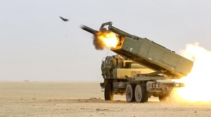 I soldati degli Stati Uniti sparano con un sistema di razzi di artiglieria ad alta mobilità (HIMARS) durante un'esercitazione congiunta a fuoco vivo con le forze terrestri del Kuwait. Fonte: foto dell'esercito americano del sergente. Bill Boecker, 2019.
