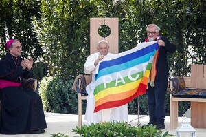 Il missionario comboniano Alex Zanotelli alla destra di Papa Francesco. Entrambi sorreggono la bandiera della pace.
