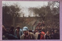 donne camminano attorno alla base militare di Greenham Common