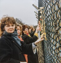 donne fuori dai recinti della base RAF Greenham Common Greenham Common Women’s Peace Camp