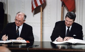 Reagan e Gorbaciov mentre firmano il trattato INF che smantella gli euromissili