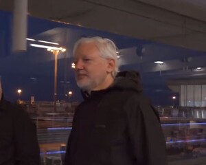 Julian Assange arriva il 30 settembre 2024 all'aeroporto di Roissy - Charles de Gaulle, per poi recarsi in treno al Palazzo d'Europa a Strasburgo.