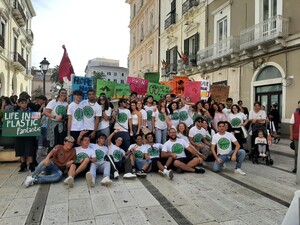 Un gruppo di ragazze e ragazzi del Friday for future Taranto a piazza della Vittoria dopo il corteo di oggi 11 ottobre 2024