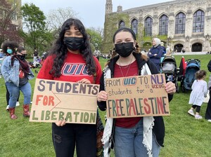 Studenti protestano a sostegno della Palestina a Chicago.