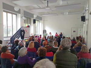 Il pubblico che affolla la Casa delle Donne di Milano per sentire Estzer Koranyi dei Combattenti per la Pace: