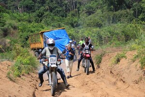 La dottoressa Chiara Castellani in una strada sterrata della Repubblica Democratica del Congo