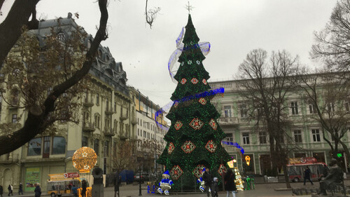 Un albero di Natale nel centro di Odessa.