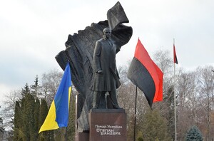 Ucraina, monumento a Stepan Bandera a Ternopil'. "Nonostante si ritenga che, insieme ai suoi seguaci, abbia forti responsabilità nell'Olocausto in Ucraina, si tratta di una figura centrale del nazionalismo ucraino" (Wikipedia)