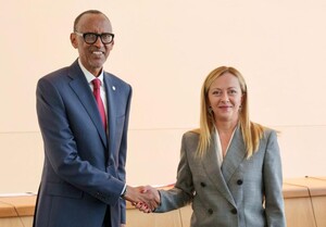 20 Settembre 2023 - Il Presidente del Consiglio, Giorgia Meloni, ha avuto un cordiale incontro con il Presidente del Ruanda, Paul Kagame. Il Presidente Meloni ha sottolineato il suo interesse ad approfondire la collaborazione tra le due Nazioni, a partire dai settori dei biocarburanti e dell’innovazione. Il Presidente Kagame ha espresso il suo apprezzamento per il cambio di paradigma che il Governo italiano ha adottato nei confronti dell’Africa, dimostrato anche in ambito europeo. I due leader h