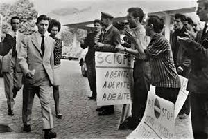 SCIOPERO alla FIAT, i crumiri passano davanti al picchetto dei lavoratori in lotta che li insultano incitandoli ad aderire alla protesta. Torino, luglio 1962.