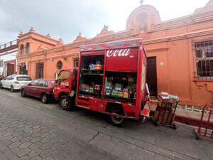 I camion della Coca-Cola sono una presenza costante nel panorama urbano di San Cristobal de Las Casas; riforniscono negozi e ristoranti della celebre bevanda, oltre che di numerose varianti - rigorosamente zuccherate o edulcorate - come Fanta, Sprite e Sidral Mundet.