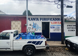 Solo sul territorio del Municipio di San Cristobal de Las Casas sono presenti, oltre a Coca-Cola, ben 20 aziende private che si occupano di purificazione, imbottigliamento e consegna a domicilio di acqua potabile.