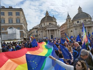 La bandiera della pace che la Marcia Perugia Assisi ha portato a Roma all'evento del 15 marzo 2025 convocato da Michele Serra