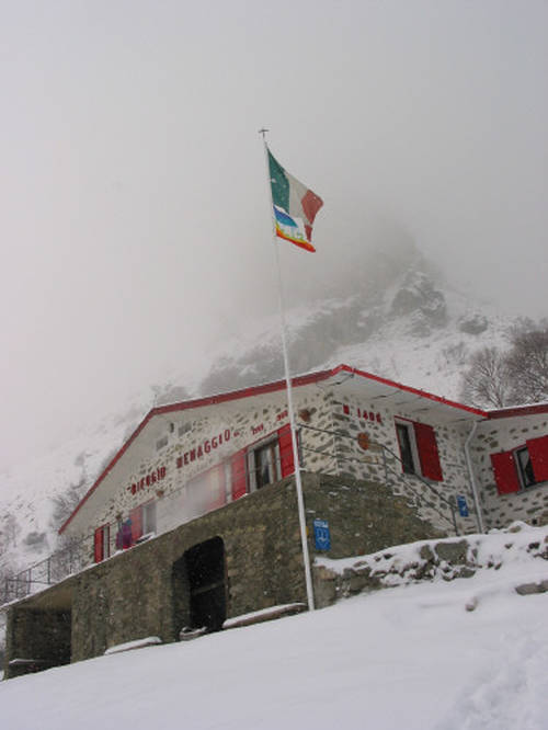 Anche a quota 1400 sventola la bandiera della pace e + precisamente al rifugio Menaggio in provincia di Como.  