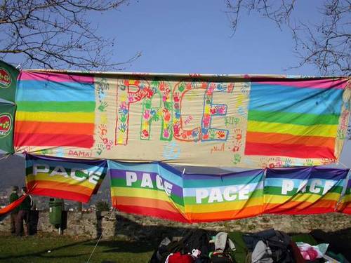 16 marzo 2003 - Bergamo Alta manifestazione provinciale contro la guerra - coloriamo le mura di pace! La galleria completa su: http://space.tin.it/computer/mqchiari/cittalta 