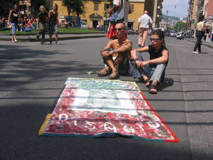 Genova, 20 luglio 2004, piazza Alimonda. Nel punto dove Carlo Giuliani e' caduto colpito da un colpo di pistola viene collocato un drappo con le scritte "disagio/speranza".
