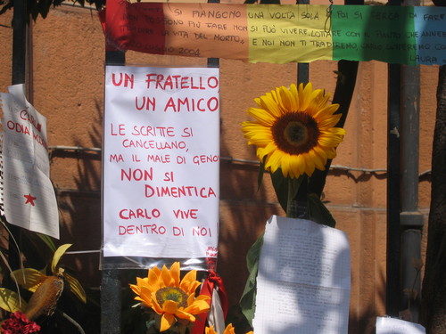 Genova, 20 luglio 2004, piazza Alimonda. Fiori e biglietti sulla cancellata della chiesa di Nostra Signora del Rimedio.