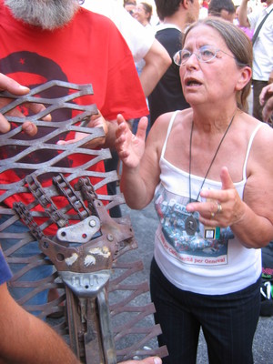 Genova, 20 luglio 2004, piazza Alimonda. Haidi Giuliani parla con l'autore di una scultura in ferro depositata in piazza Alimonda dopo la morte del figlio Carlo.