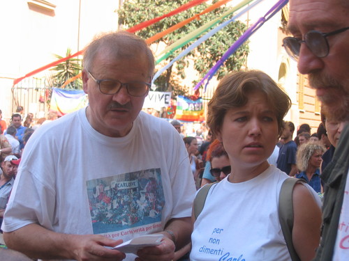 Genova, 20 luglio 2004, piazza Alimonda. Peppino Coscione, ex-insegnante di Carlo Giuliani e attuale presidente del "Comitato Piazza Carlo Giuliani", assieme a Elena Giuliani, sorella di Carlo.