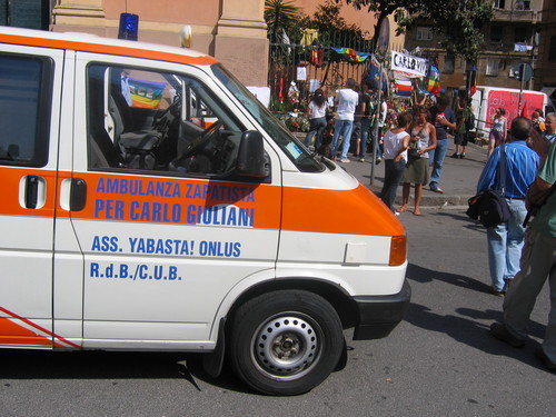 Genova, 20 luglio 2004, piazza Alimonda. L'ambulanza donata dal "Comitato Piazza Carlo Giuliani" grazie alle sottoscrizioni raccolte dai sostenitori del comitato.
