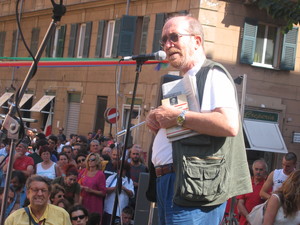 Genova, 20 luglio 2004, piazza Alimonda. Giuliano Giuliani legge dal palco una poesia di Bertolt Brecht.