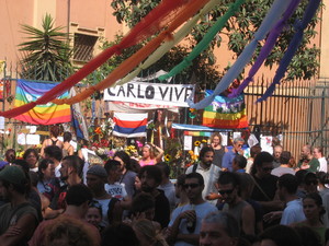 Genova, 20 luglio 2004, piazza Alimonda. Centinaia di persone si radunano attorno alla chiesa di Nostra Signora del Rimedio.