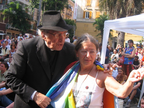 Genova, 20 luglio 2004, piazza Alimonda. Don Andrea Gallo, della comunita' di San Benedetto al Porto, assieme ad Haidi Giuliani.