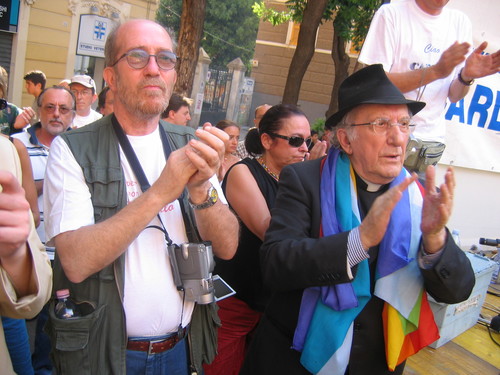 Genova, 20 luglio 2004, piazza Alimonda. Don Andrea Gallo, della comunita' di San Benedetto al Porto, assieme a Giuliano Giuliani.