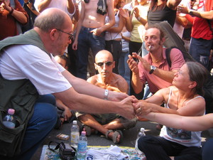 Genova, 20 luglio 2004, piazza Alimonda. Giuliano Giuliani stringe le mani di Haidi ed Elena.