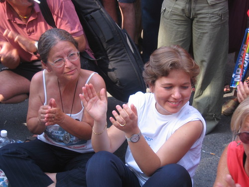 Genova, 20 luglio 2004, piazza Alimonda. Alle 17,27 tutta la piazza da' il via ad un lunghissimo applauso per ricordare Carlo Giuliani. Elena ed Haidi siedono nel punto in cui Carlo e' caduto al suolo