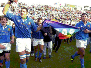 La foto della nazionale italiana di Rugby che fa il giro di campo con la bandiera della pace in mano, alla fine della partita contro il Galles di meta' febbraio. Giovanni