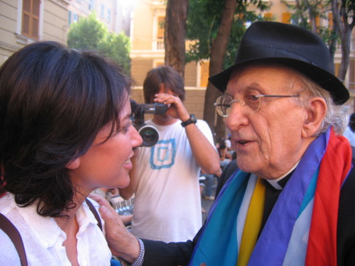 Genova, 20 luglio 2004, piazza Alimonda. Sabina Guzzanti, prima di dare il via al suo monologo dal palco, parla don don Andrea Gallo della comunita' di San Benedetto al Porto.