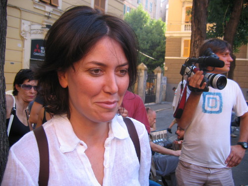 Genova, 20 luglio 2004, piazza Alimonda. Sabina Guzzanti si avvia verso il palco allestito nella piazza.