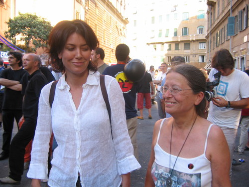 Genova, 20 luglio 2004, piazza Alimonda. Sabina Guzzanti e Haidi Giuliani.