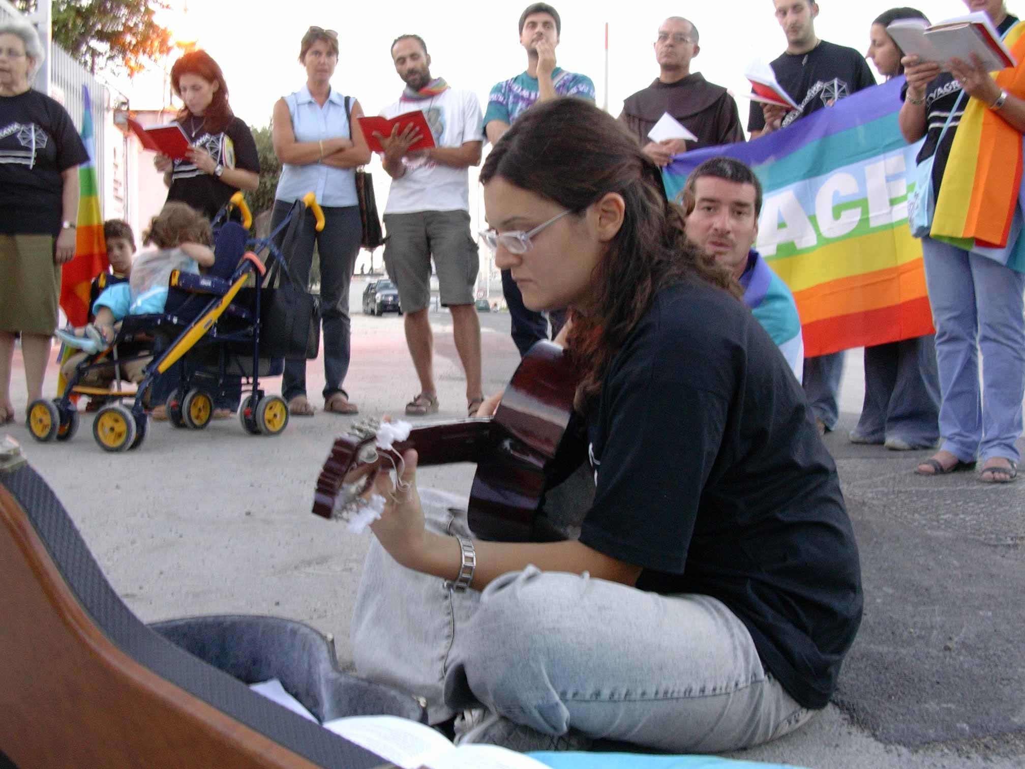 29 agosto 2004: canzoni di pace di fronte alla base navale di Taranto