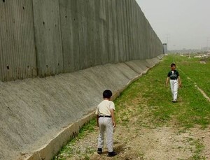 passeggiando lungo il muro, della vergogna