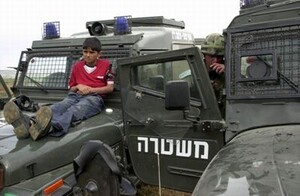 Palestina - La polizia di confine israeliana tiene Mohammed Badwan, 13 anni, sulla propria jeep come scudo umano.