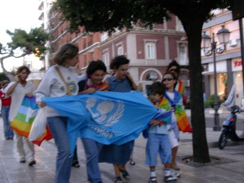 Anche i bambini e volontari dell'Unicef in marcia per il centro di Taranto il 10 settembre 2004. Alla manifestazione per Simona Torretta e Simona Pari ha aderito anche il gruppo dei volontari dell'Uni